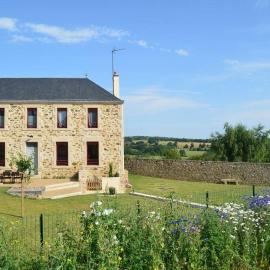 Gîte La Dortière s'Amuse, magnifique maison de maître 12min du Puy du Fo, hotel a Sevremont