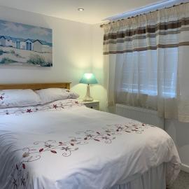 Self contained annex with bedroom bathroom sitting room and kitchenette, hotel a Emsworth