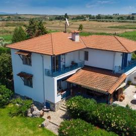 Big house with a huge garden and barbecue area!