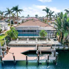Grove Marco 3BR Waterfront Home Heated Pool & Dock, hotel in Marco Island