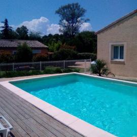 Agréable maison entre rivière et centre du village avec piscine