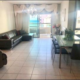proche kikar , piscine, spacieux et agréable, hotel u gradu Netanja