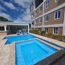 2 minutes from Roseau, Cozy studio with shared pool, hotel u gradu Rozo