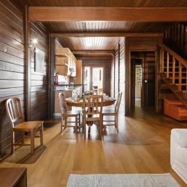 Stylish Rustic Villa, Hotel in Vau
