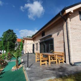 Holzhaus am See mit Panoramablick