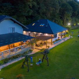 Apartments Oeneus, hotel in Račić