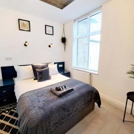 SPACIOUS 3 Bed APARTMENT, EN-SUITES, NEAR TRAIN STATION!