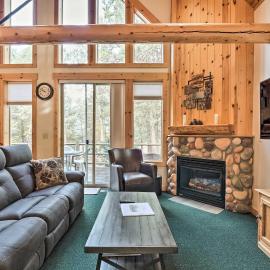 Chalet at Running Y Resort w/ Wraparound Deck!, Hotel in Klamath Falls