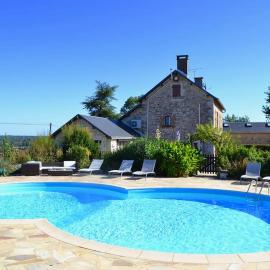 Beautifully renovated Farmhouse with private pool