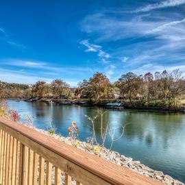 Lakefront Family Friendly condo