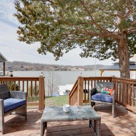 Cozy Camdenton Cottage w/ Deck + Boat Dock Access!, Hotel in Camdenton
