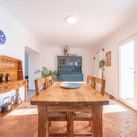 Peaceful, spacious & stylish, a real home!, hotel i Budens