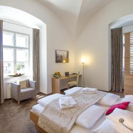 Hotel Altes Kloster، فندق في هاينبرغ آن دير دوناو