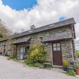Byre & Millers, Coniston, twin cottages sleeping 12, khách sạn ở Torver