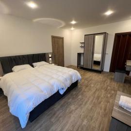 Caprios motel, hotel i Al Qasţal