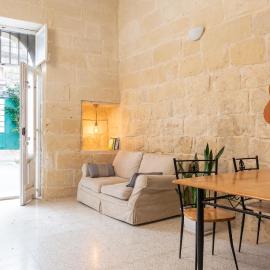 Roam Gozo - Studio 47 - 300yr Old Farm Converted Into Welcoming Tiny Home, hotel di Xewkija