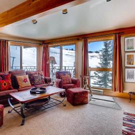 Ski-in Ski-out 2 Br Condo- Sleeps 6 People, hotel in Crested Butte