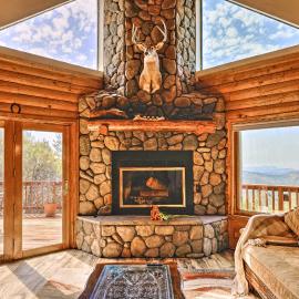 Stunning Log Cabin with Great Views, Firepit, Deck near Twain Hart, hotell i Sonora