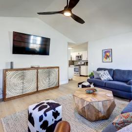 Chic Bentonville Home w/ Patio & Fire Pit!, hotel in Bentonville