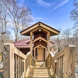 1/2 Mi to Skiing! Beech Mountain Cabin w/ Deck, Hotel in Beech Mountain