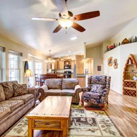 Winter Hikes & Ice Fishing Fun: Cozy Show Low Home, ξενοδοχείο σε Show Low