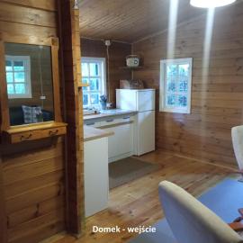 Domek i jurta nad rzeką