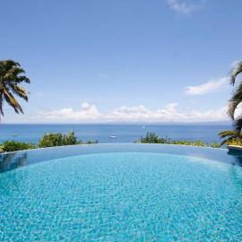 Beachfront Villa - House of Bamboo, Infinity Pool with Starlink, hotel v destinácii Savusavu