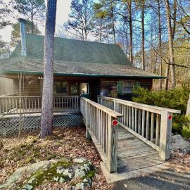 C13 - Forest View two bedroom, two bath Harbor North luxury loft cottage with private hot tub o Lake on Ouachita, hotel en Mount Ida
