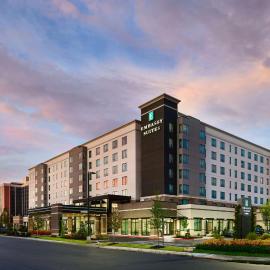 Embassy Suites By Hilton Atlanta Airport North, hótel í Atlanta