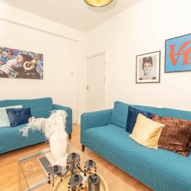 Xtra Large 4 Bedroom House with Heating Sleeps 14 Near Station and ExCeL