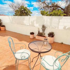Cozy apartment with private courtyard, hotel i Barcarena