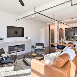 Walk to UNL Campus: Dtwn Lincoln Loft Apt!, Hotel in Lincoln