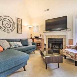 Lovely Norwich Villa, On Golf Course w/ Amenities!, hotell sihtkohas Norwich