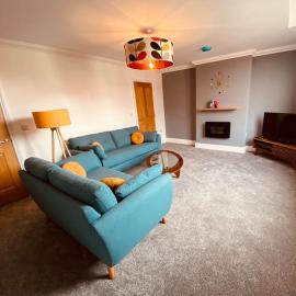 Luxury 2 bed apt 4 mins from M6 J44 pet friendly,