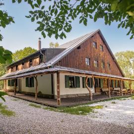 U Šumavských pramenů, hotel a Kašperské Hory