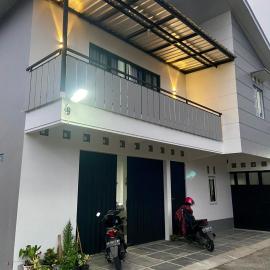 Madina Monochrome Homestay SYARIAH, Hotel in Kalibeber