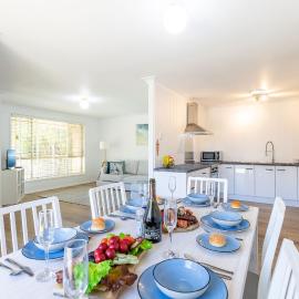 Pet friendly Driftwood Cottage, 1-28 Farm Rd - W-Fi, Air Con and ground floor, hotel in Fingal Bay