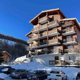Allos, logement pieds des pistes, à 10 minutes de la base de loisirs, hotel em Allos