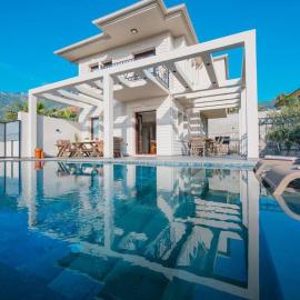 Havuzlu korunaklı jakuzili villa