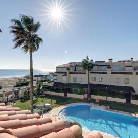 Luxury modern beachfront 3 bed gated community townhouse with pool, sun terrace, sea views close to all amenities, hotel in Manilva