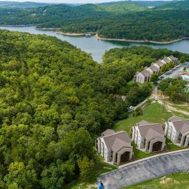 Cozy Lakeside Getaway - Outdoor Theater - Free Early Check-In- 4min to Silver Dollar City, ξενοδοχείο σε Μπράνσον