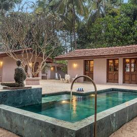 SaffronStays Bay Watch - 3BR beachfront pool villa with bonfire, gazebo & coconut grove lawns along Kelwa shoreline – hotel w mieście Māhīm