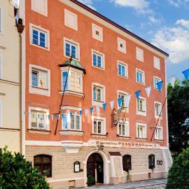 Viesnīca Altstadt- und Businesshotel Pfaubräu - Brauereigasthof - Frühstücksbuffet - kostenfreie Radgarage - Hunde willkommen pilsētā Trostberga pie Alcas