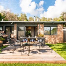 Beach cottage, 4 mins to sea with spacious garden