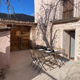 Acogedora casa con patio-parking، فندق في بني الرزين
