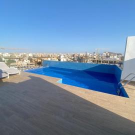 Magnifique Appartement avec PISCINE sur le toit, 3 Chambres, 4 Salles de Bain, Gym, Terrasse, Cuisine locale & nettoyage quotidien LUXURY & COMFORT in ALMADIES, hotel a Dakar