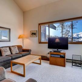 2 Br Buttes Condo- Breathtaking Views Of Mountain Range Condo, Hotel in Crested Butte