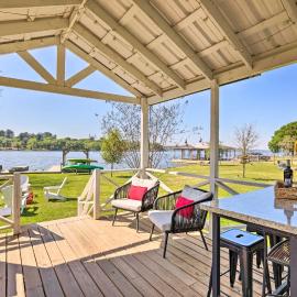 Lakeside Hideaway Cabin - Rest & Recharge, hotel di Willis
