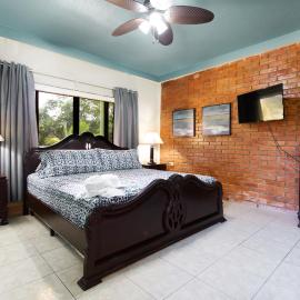 Sea Eye Hotel - Tropical Building, hotel in Utila