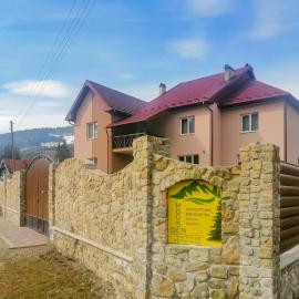 Den House, hotel sa Myslovka